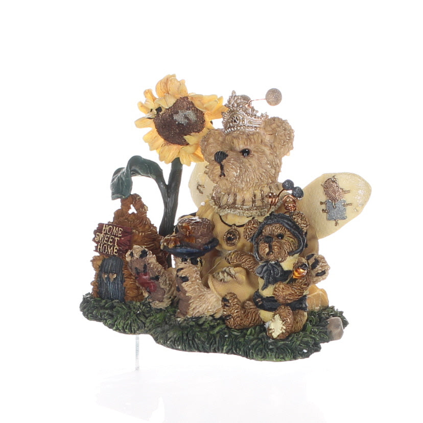 The Bearstone Collection 01999-71 Vectoria Regina Buzzbruin So Many Flowers So Little Time Spring Figurine 1999 Box Front Left View