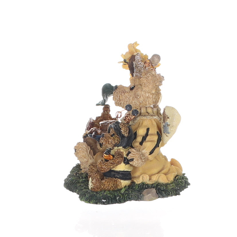 The Bearstone Collection 01999-71 Vectoria Regina Buzzbruin So Many Flowers So Little Time Spring Figurine 1999 Box Left Side View