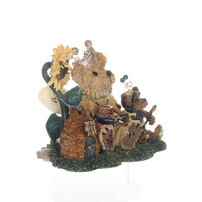 The Bearstone Collection 01999-71 Vectoria Regina Buzzbruin So Many Flowers So Little Time Spring Figurine 1999 Box Front Right View
